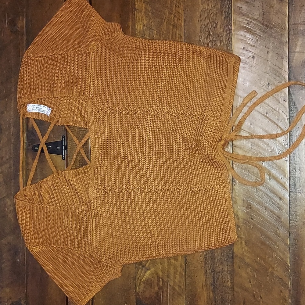 Short sleeved backless knit